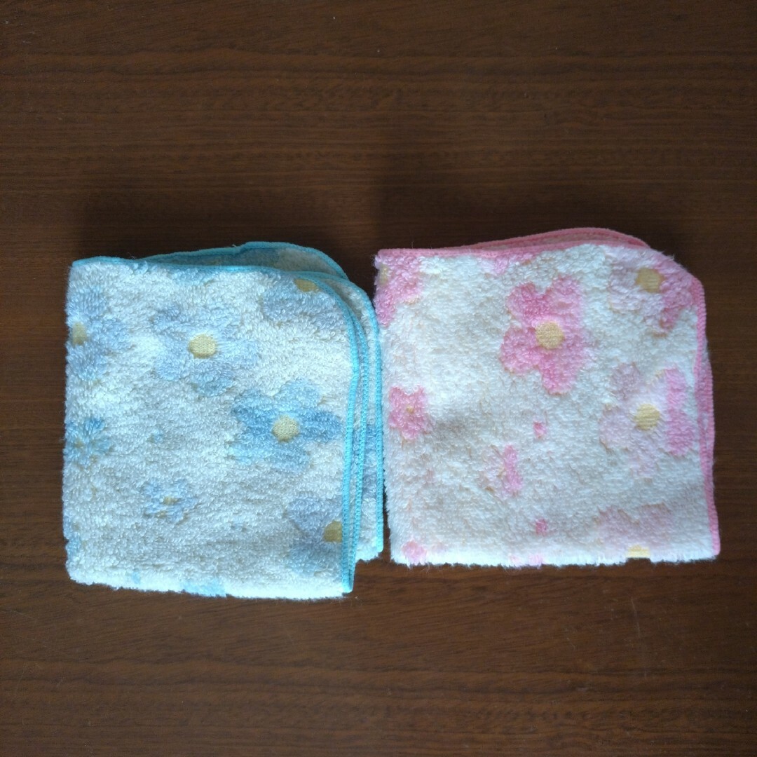 お花柄タオルハンカチ　2枚セット　ピンク　水色 レディースのファッション小物(ハンカチ)の商品写真