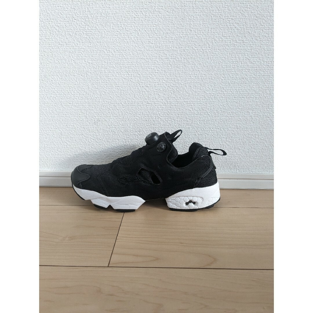 Reebok(リーボック)の24 美品 Reebok INSTAPUMP FURY OG 黒 白 レディースの靴/シューズ(スニーカー)の商品写真