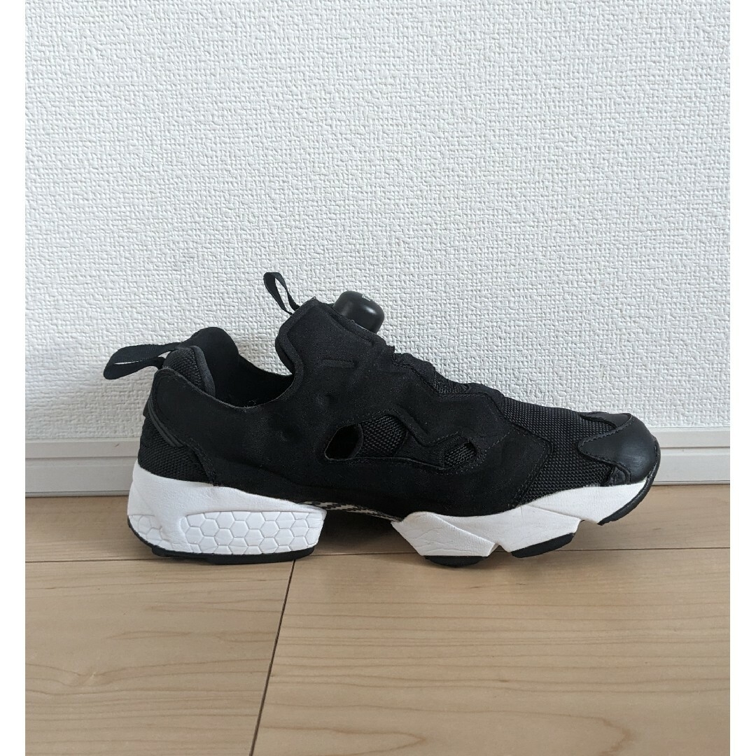 Reebok(リーボック)の24 美品 Reebok INSTAPUMP FURY OG 黒 白 レディースの靴/シューズ(スニーカー)の商品写真