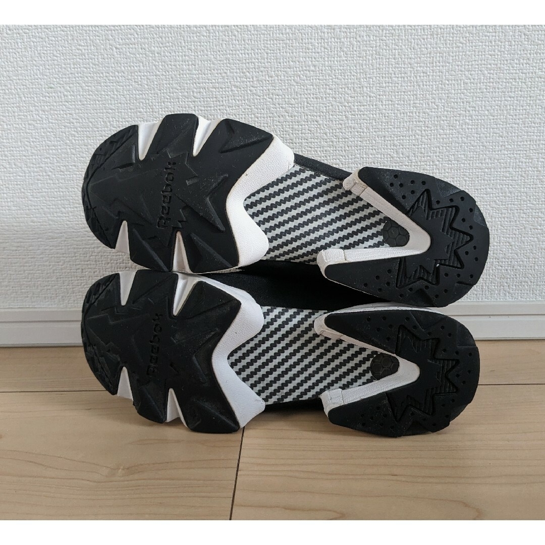 Reebok(リーボック)の24 美品 Reebok INSTAPUMP FURY OG 黒 白 レディースの靴/シューズ(スニーカー)の商品写真