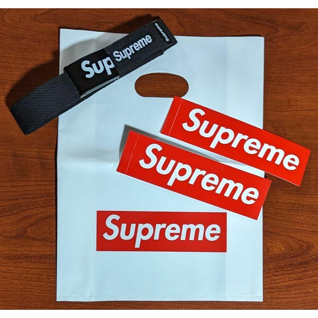 Supreme(シュプリーム)のシュプリームのガチャベルト1本、小ショッパー1枚とステッカー2枚のセット メンズのファッション小物(ベルト)の商品写真