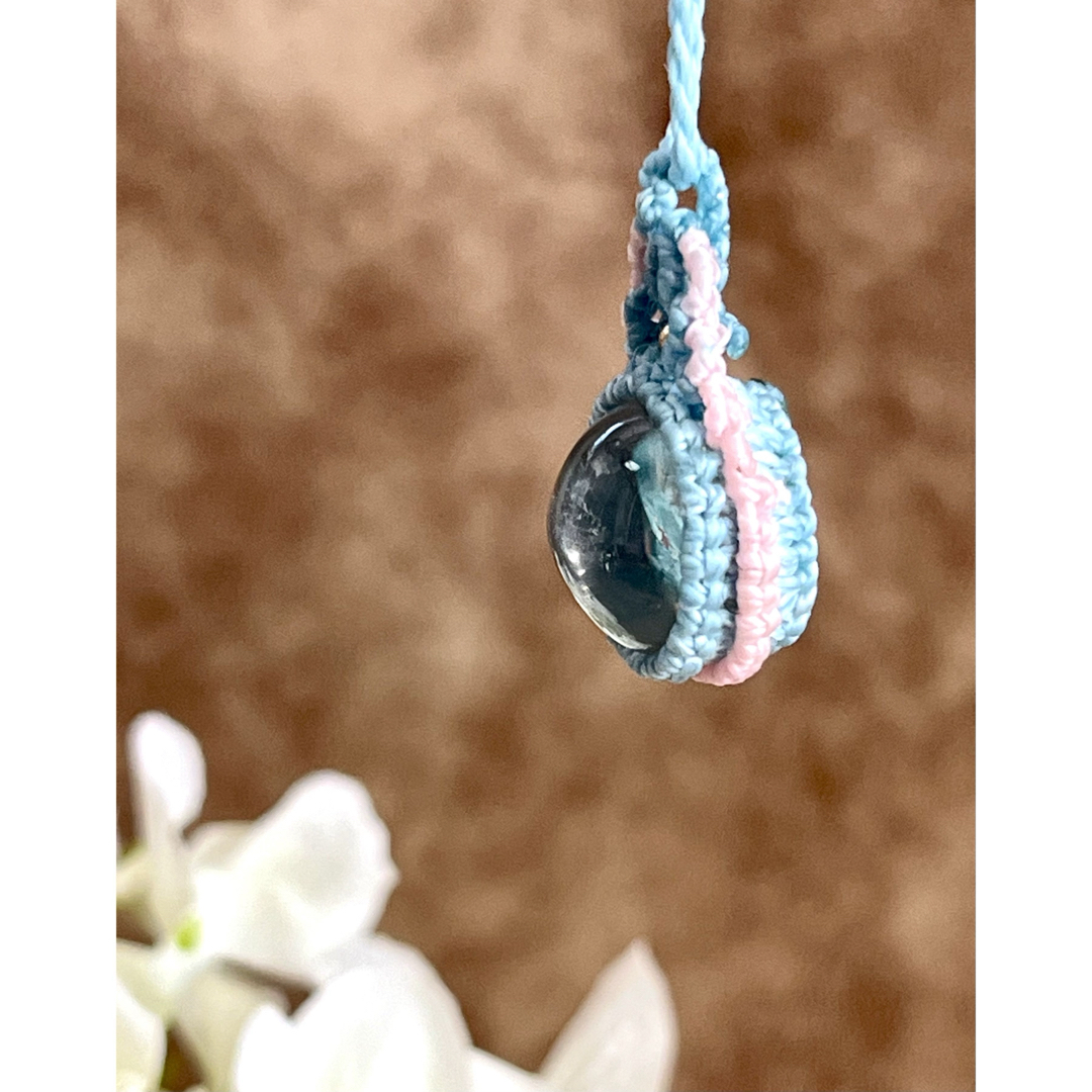 虹色光るオーロラクォーツ　ペンダント ハンドメイドのアクセサリー(ネックレス)の商品写真
