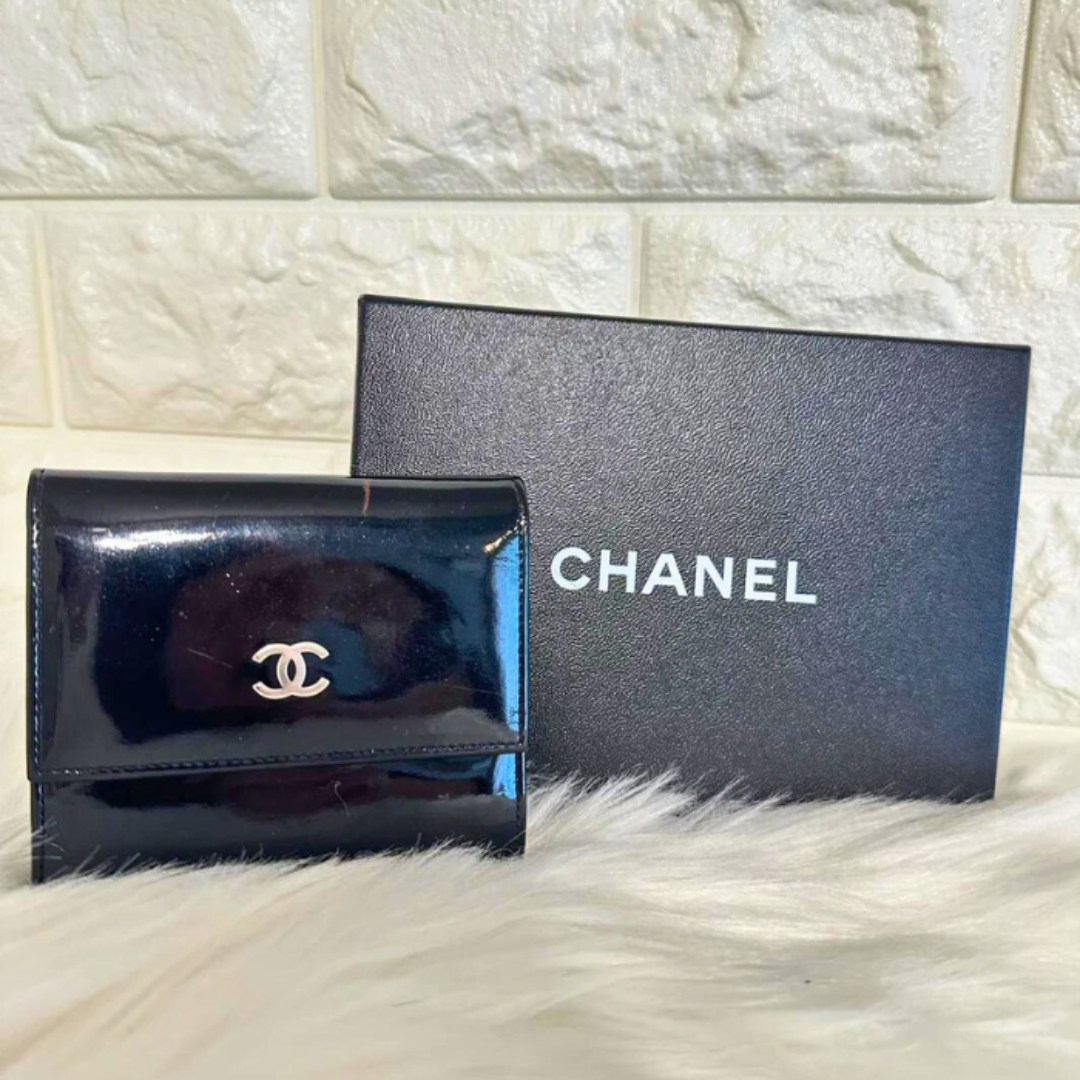 CHANEL(シャネル)の【シャネル】 ココマーク エナメル 三つ折り 財布 ブラック 人気 美品 002 レディースのファッション小物(財布)の商品写真