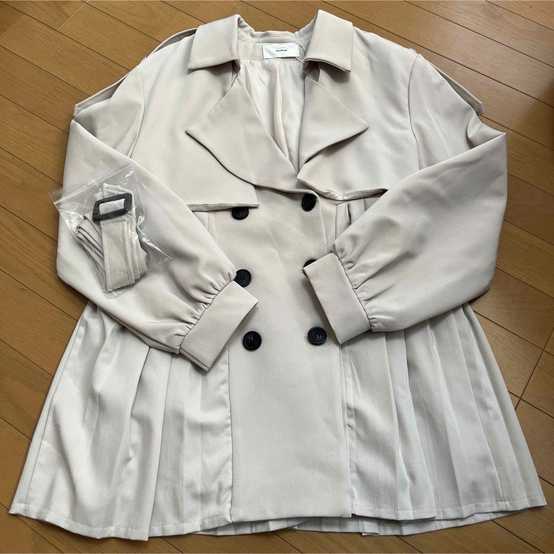 UNITED TOKYO(ユナイテッドトウキョウ)のannleya サイドプリーツショートトレンチコート レディースのジャケット/アウター(トレンチコート)の商品写真