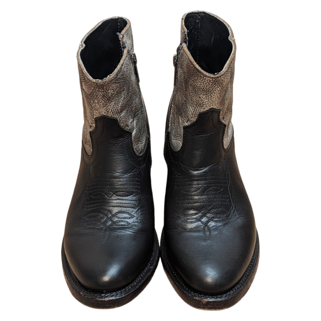 ASH(アッシュ)のASH アッシュ ショート ウエスタンブーツ 23.5cm ブラック シルバー レディースの靴/シューズ(ブーツ)の商品写真