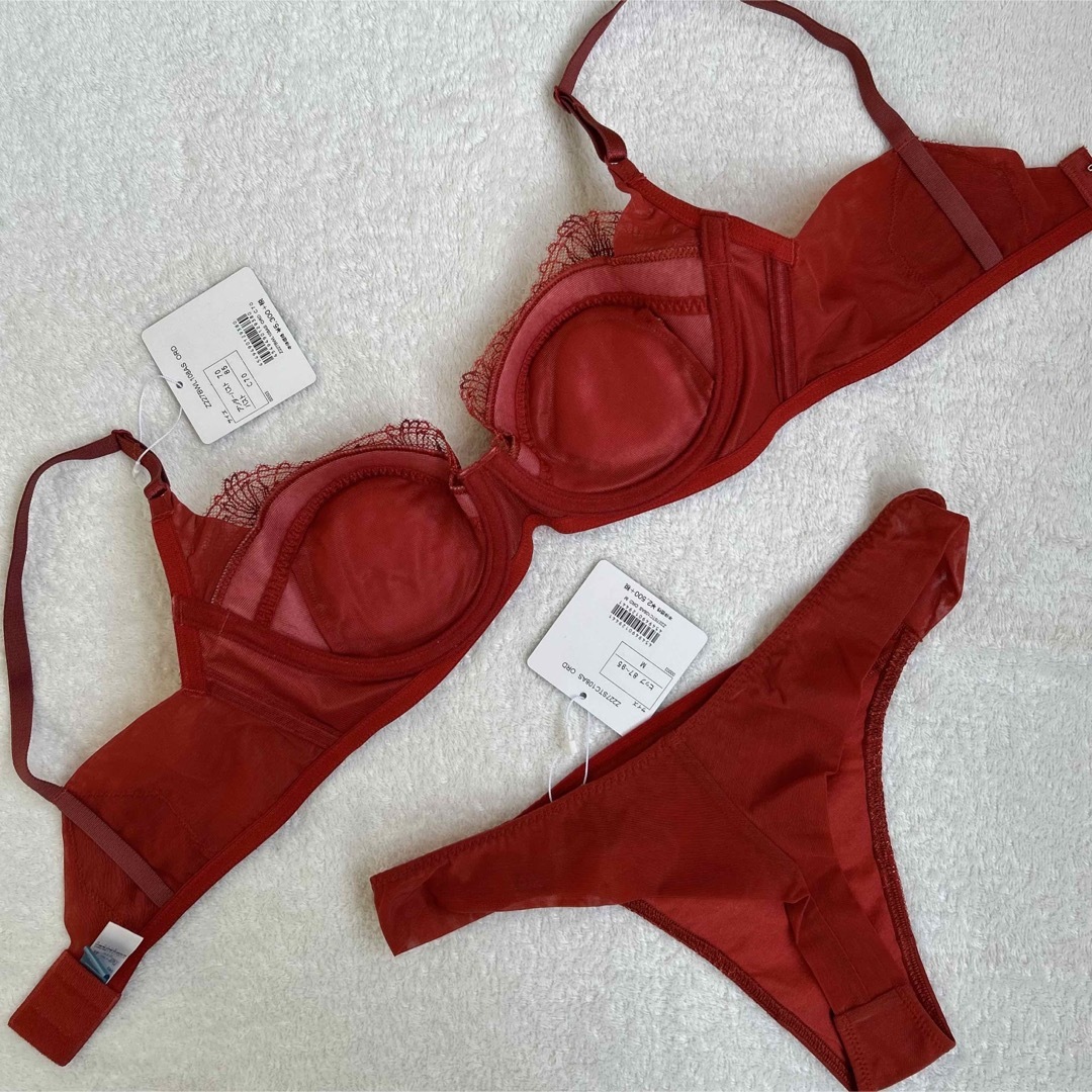 Chut! INTIMATES(シュットインティメイツ)のchut! レッド すっきりサイドシェイプブラ C70チーキーM 未使用新品 レディースの下着/アンダーウェア(ブラ&ショーツセット)の商品写真