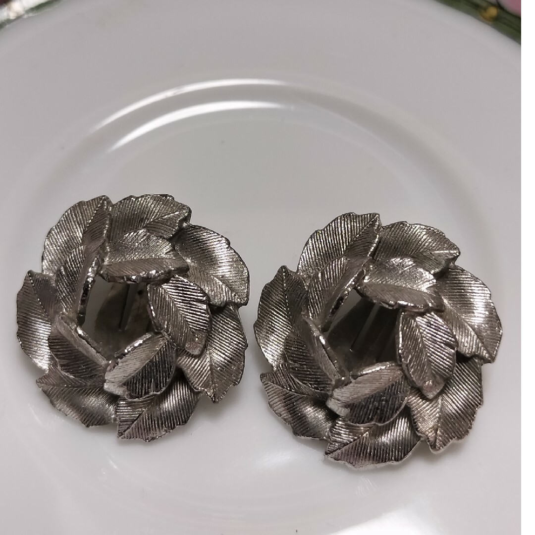 シルバーカラー 可憐な花 ブローチ イヤリング セット レディースのアクセサリー(ブローチ/コサージュ)の商品写真