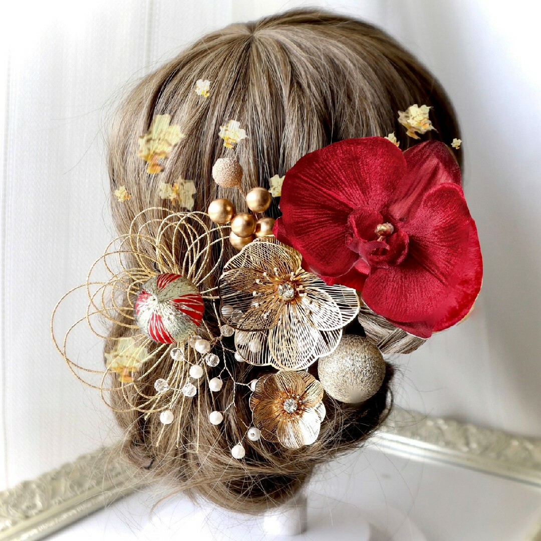胡蝶蘭和装髪飾り 赤いベルベット胡蝶蘭とメタルフラワーの髪飾り 結婚式 卒業式 レディースのヘアアクセサリー(ヘアピン)の商品写真