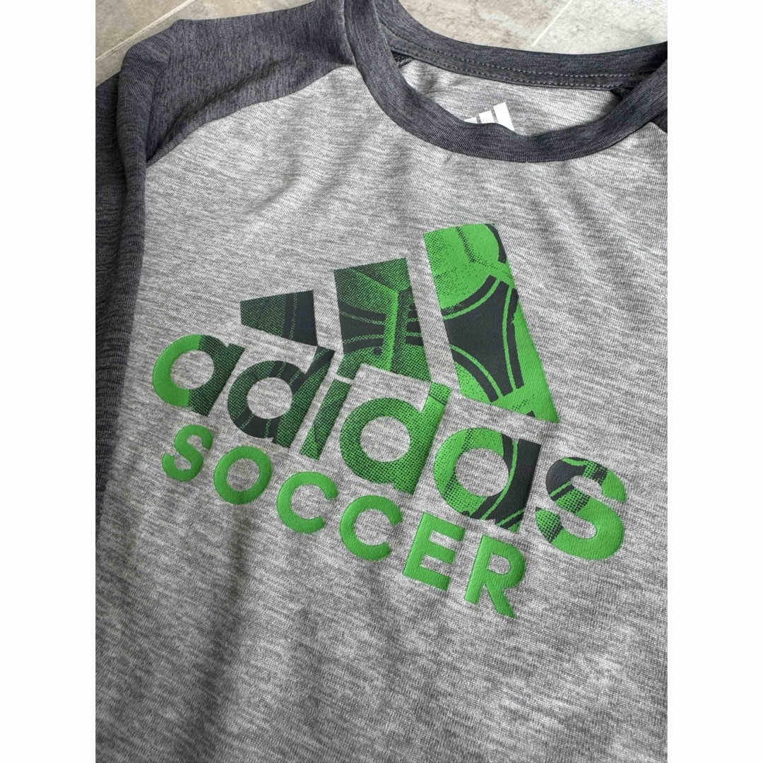 adidas(アディダス)の美品　アディダス　サッカー　ロンT  4Y 110〜120 キッズ/ベビー/マタニティのキッズ服女の子用(90cm~)(Tシャツ/カットソー)の商品写真