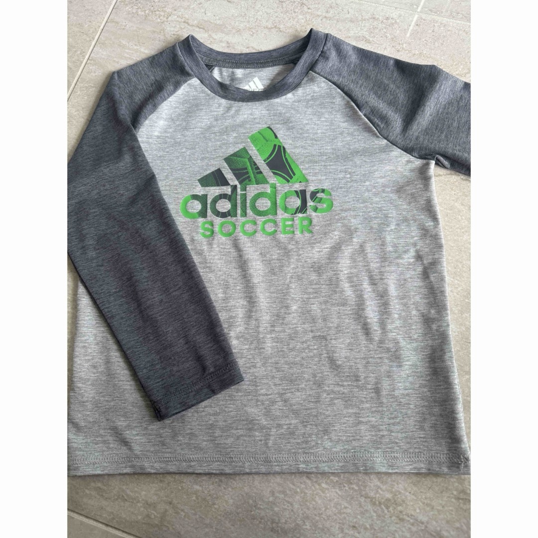 adidas(アディダス)の美品　アディダス　サッカー　ロンT  4Y 110〜120 キッズ/ベビー/マタニティのキッズ服女の子用(90cm~)(Tシャツ/カットソー)の商品写真