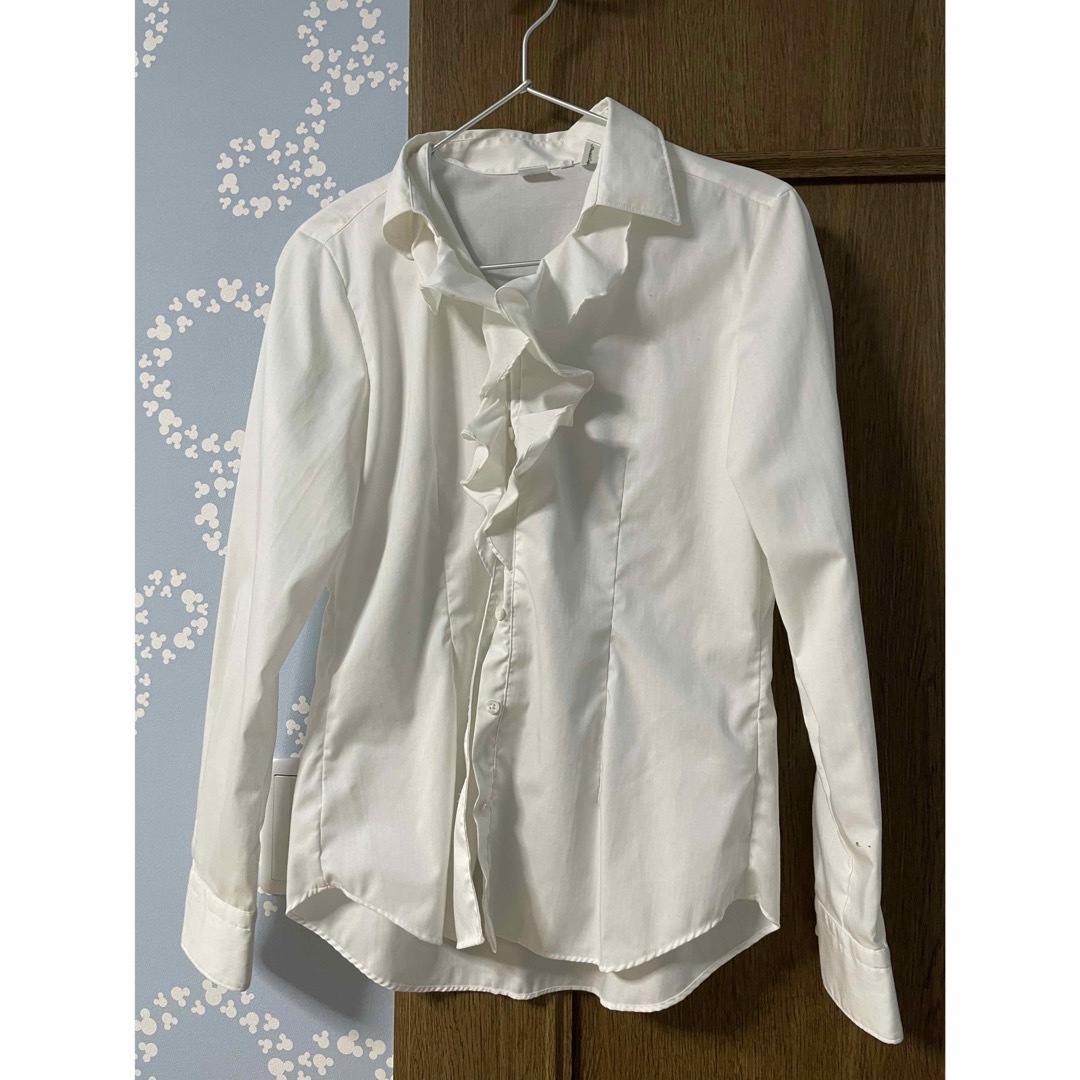 THE SUIT COMPANY(スーツカンパニー)のスーツカンパニー　フリルシャツ　白　サイズ40 レディースのトップス(シャツ/ブラウス(長袖/七分))の商品写真