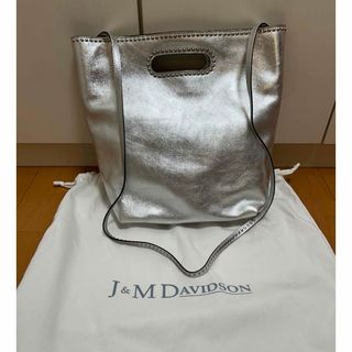 ジェイアンドエムデヴィッドソン(J&M DAVIDSON)のJ&M DAVIDSON 3ウェイスタッズバッグ美品silver(クラッチバッグ)