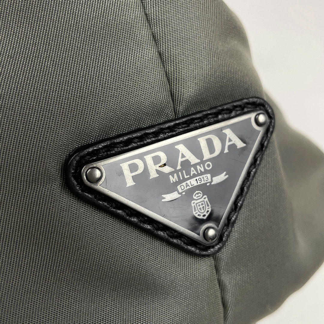 PRADA(プラダ)のプラダ ロゴプレート ハンドバッグ レディース 【中古】 レディースのバッグ(ハンドバッグ)の商品写真