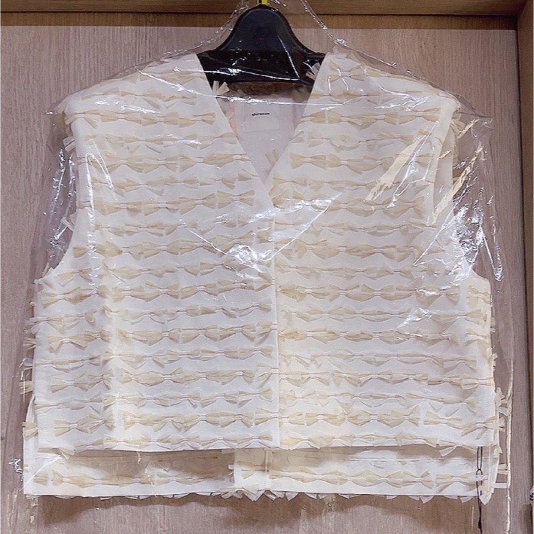 【タグ付新品】yori shirocon ミニリボンショートジレ ホワイト 36 レディースのトップス(ベスト/ジレ)の商品写真