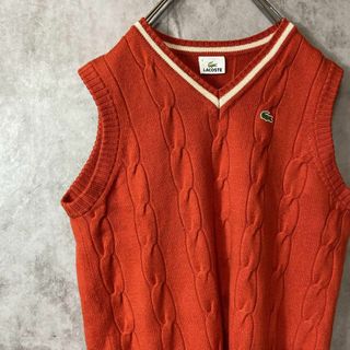 ラコステ(LACOSTE)の【オールシーズン使える1枚◎】LACOSTEケーブルニットベスト古着刺繍ロゴ赤(ベスト)