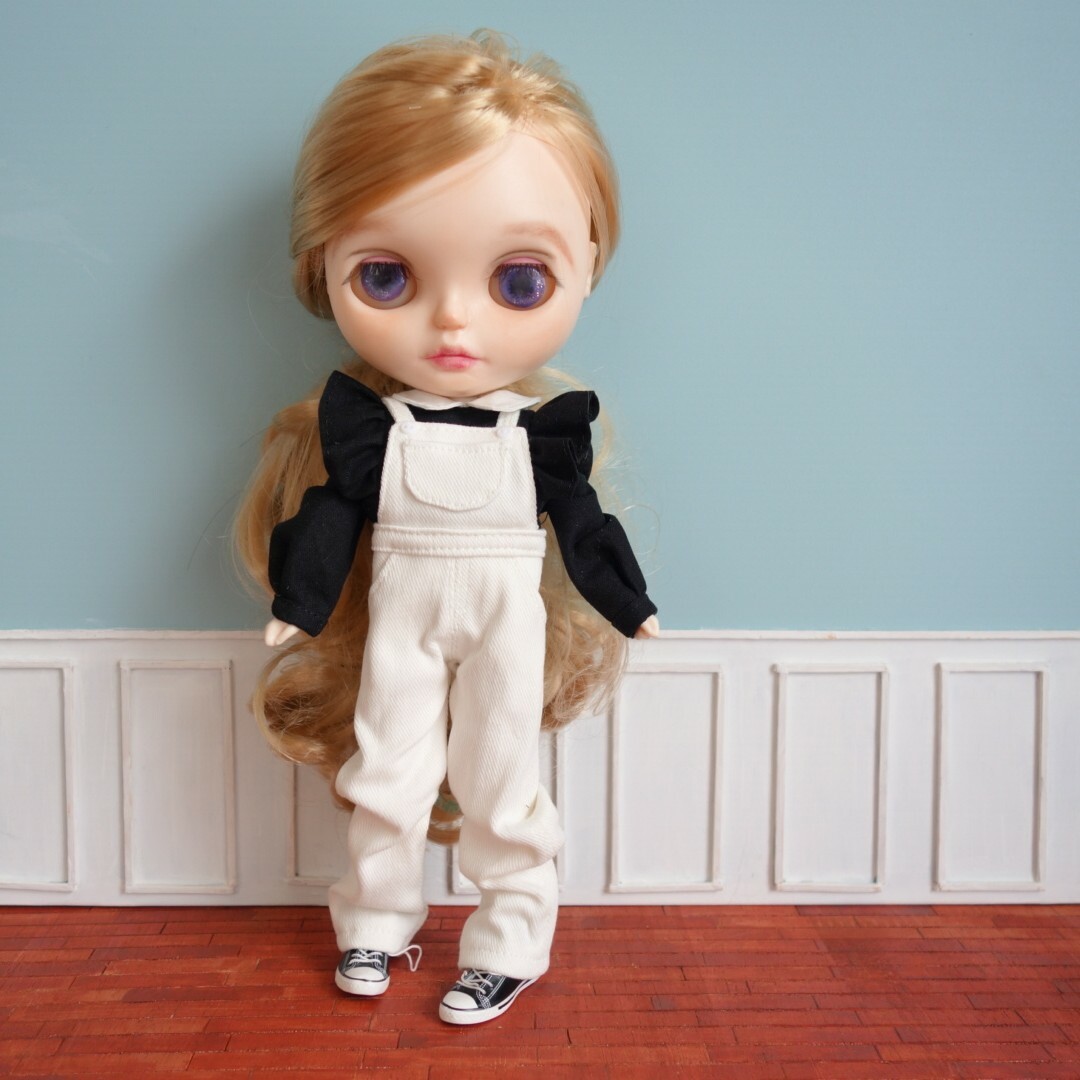 黒のブラウスと白のオーバーオール【ドール服】 ハンドメイドのぬいぐるみ/人形(人形)の商品写真
