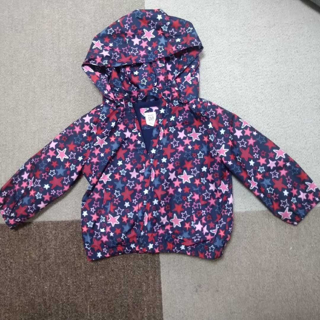 babyGAP(ベビーギャップ)のbabyGap　ベイビーギャップ　ウィンドブレーカー　女の子　サイズ90 スター キッズ/ベビー/マタニティのキッズ服女の子用(90cm~)(ジャケット/上着)の商品写真