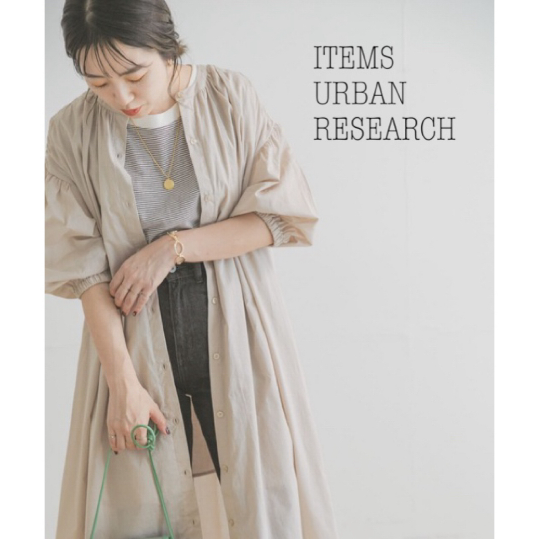 URBAN RESEARCH ITEMS(アーバンリサーチアイテムズ)のアイテムズアーバンリサーチ　ギャザーシャツワンピース　前開きワンピース　ベージュ レディースのワンピース(ロングワンピース/マキシワンピース)の商品写真