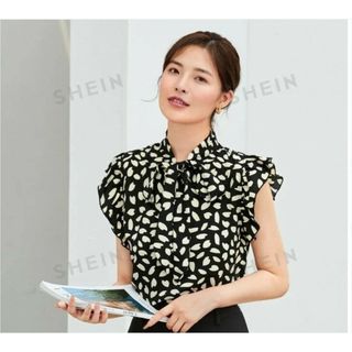 シーイン(SHEIN)のSHEIN トップス オールオーバープリント タイネック バタフライスリーブ(シャツ/ブラウス(半袖/袖なし))