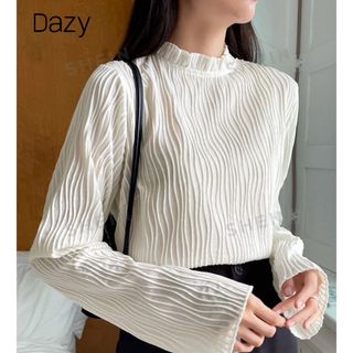 シーイン(SHEIN)の新品　dazy シーイン　フリルネック　キーホルバック　Tシャツ(シャツ/ブラウス(長袖/七分))