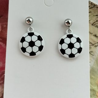 サッカーピアス☆ボールピアス☆スポーツピアス☆ハンドメイドピアス(ピアス)