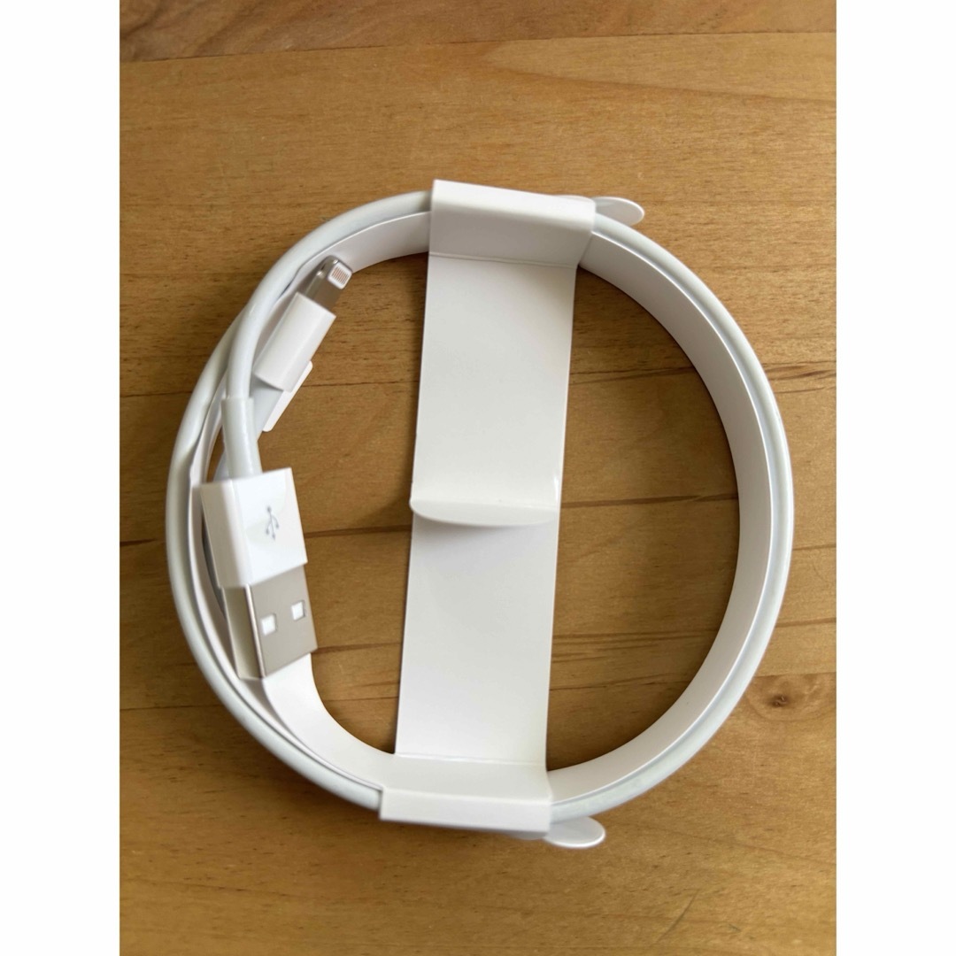 Apple(アップル)のLightning - USB-Aケーブル スマホ/家電/カメラのスマートフォン/携帯電話(バッテリー/充電器)の商品写真