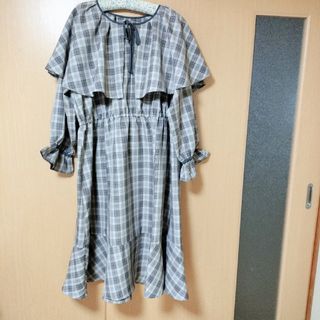 アベイル(Avail)の【新品】グレー　チェック柄　シャツ素材ケープワンピース　4L　春　秋(ロングワンピース/マキシワンピース)