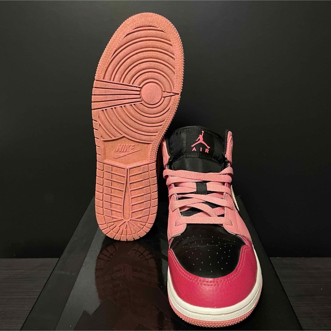 NIKE(ナイキ)のNIKE AIR JORDAN 1 MID GS レディースの靴/シューズ(スニーカー)の商品写真