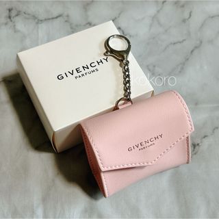 GIVENCHY(ポーチ ・ シルバー/銀色系)のフリマアイテム一覧 GIVENCHY(ポーチ ・ シルバー/銀色系)のフリマアイテム一覧