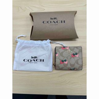 コーチ(COACH)の未使用　コーチ　二つ折り財布　いちご柄　ベージュ　　(財布)