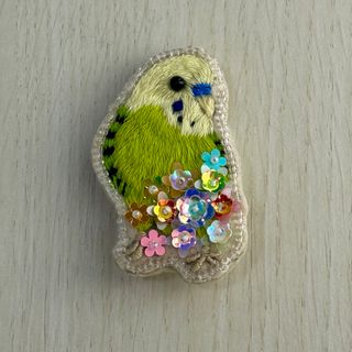 鳥の刺繍ブローチハンドメイド(ブローチ/コサージュ)