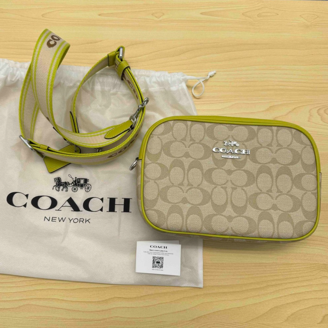 COACH(コーチ)の未使用　コーチ　斜めがけ　ショルダーバック　カメラバック　ライム　シグネチャー　 レディースのバッグ(ショルダーバッグ)の商品写真