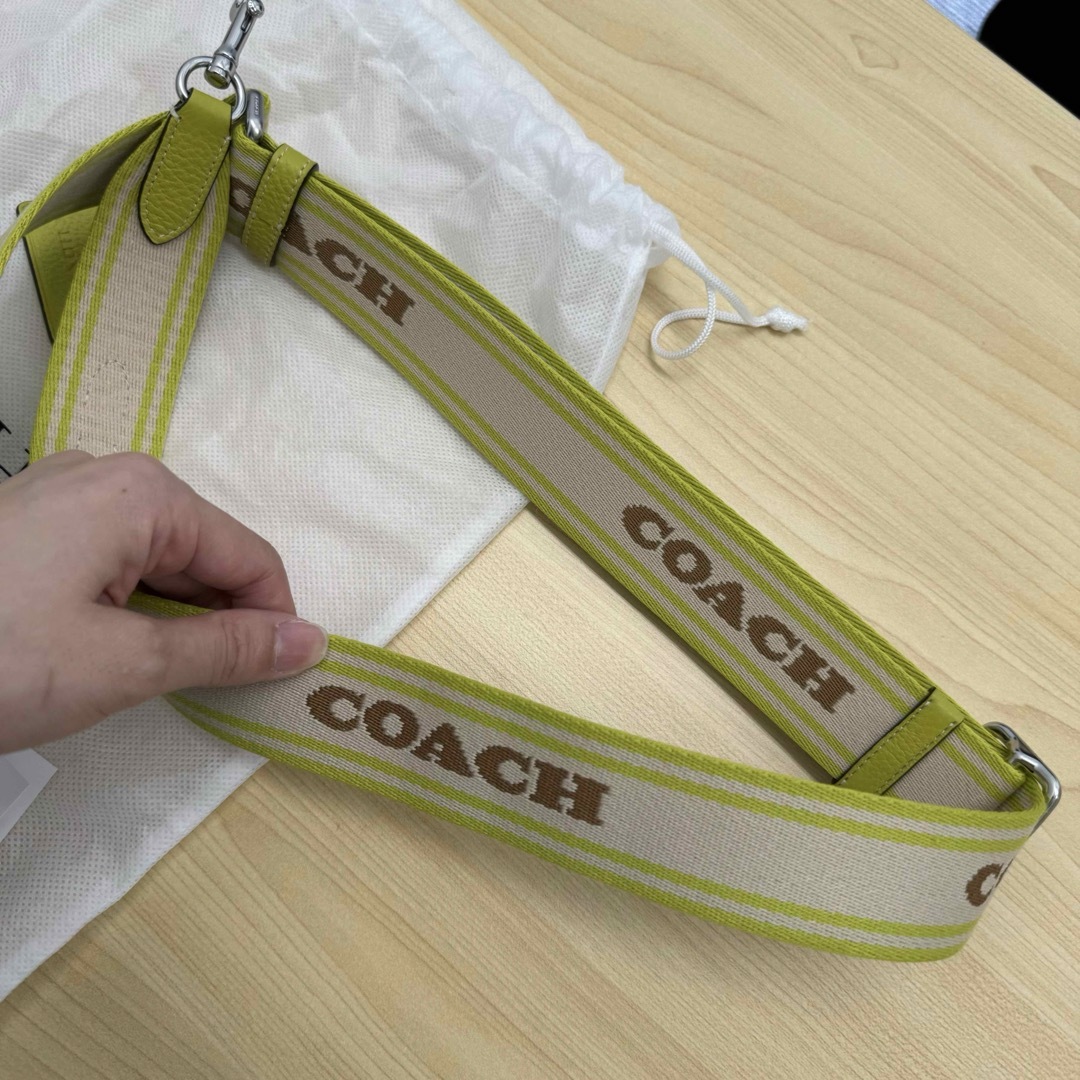 COACH(コーチ)の未使用　コーチ　斜めがけ　ショルダーバック　カメラバック　ライム　シグネチャー　 レディースのバッグ(ショルダーバッグ)の商品写真