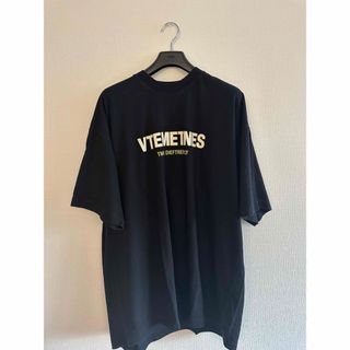 ヴェトモン(VETEMENTS)のVETEMENTS TNHIK DIEFTREFNLY ロゴT　ブラック【美品】(Tシャツ/カットソー(半袖/袖なし))