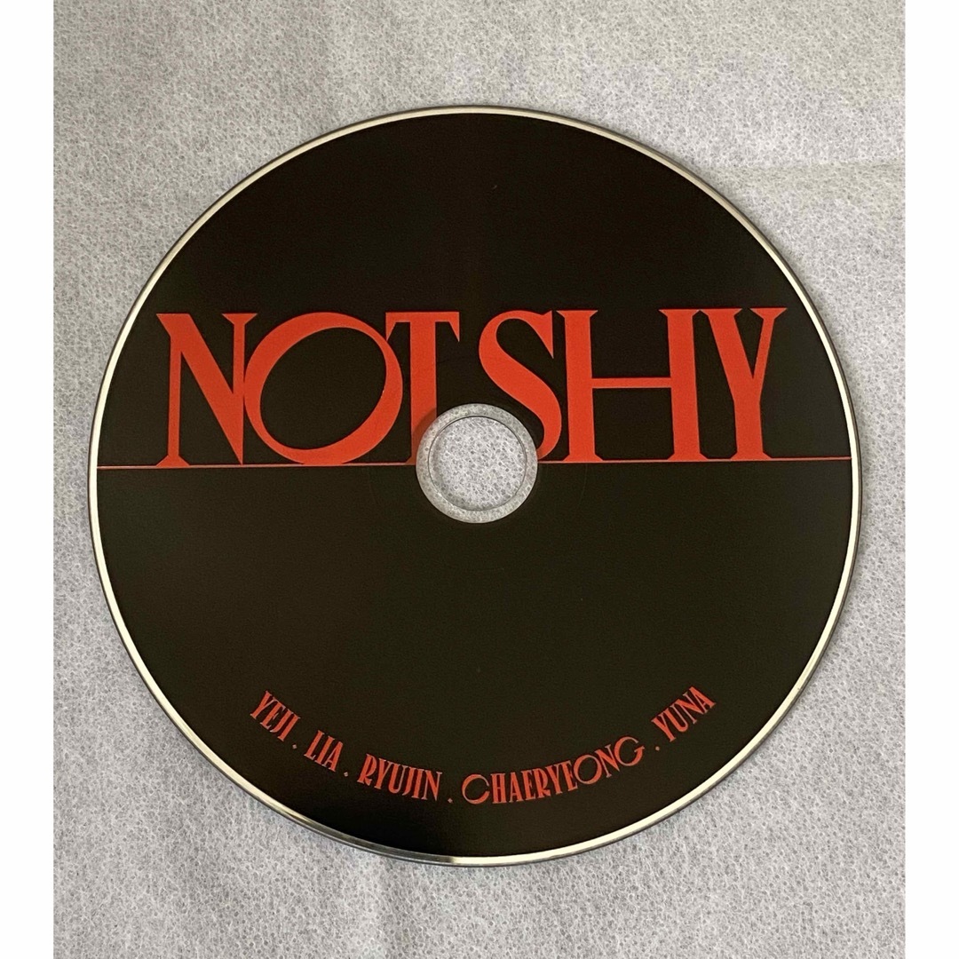 ITZY(イッチ)のITZY NOT SHY CD+ブックレット+歌詞カード(赤色) エンタメ/ホビーのCD(K-POP/アジア)の商品写真