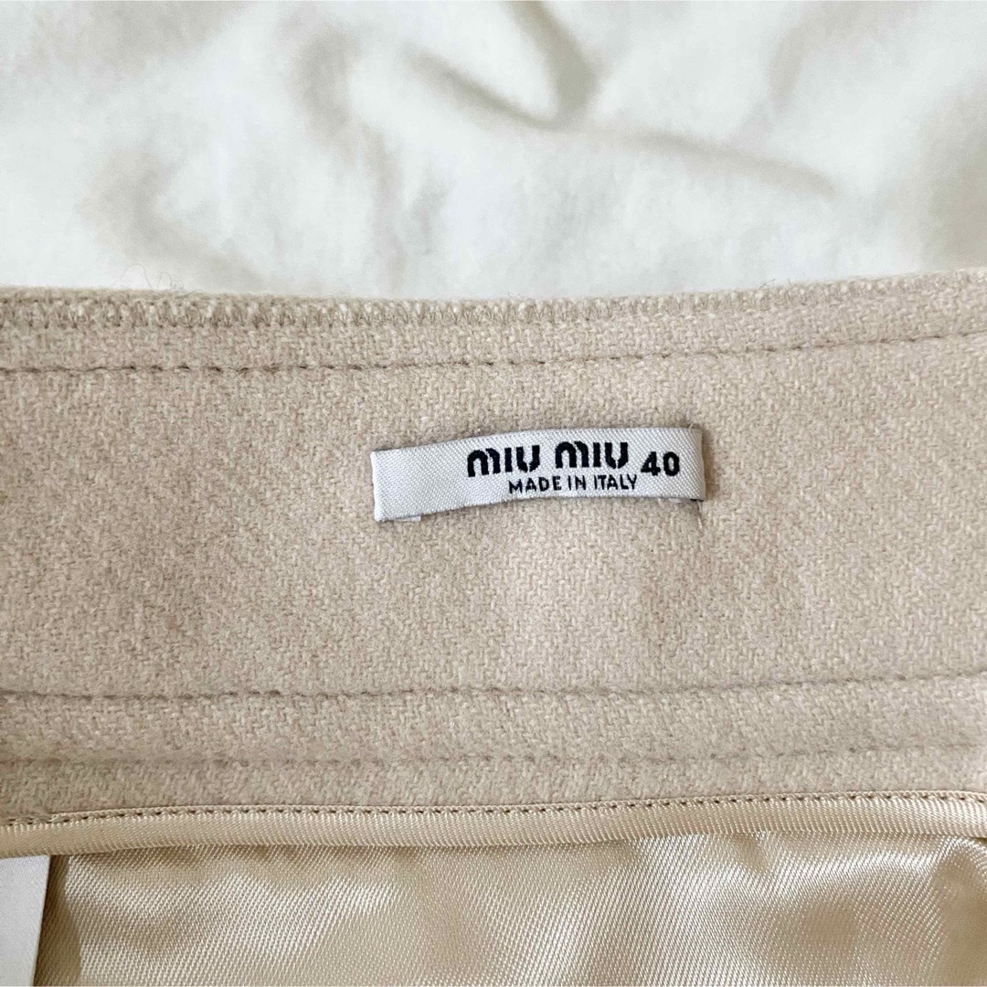 miumiu(ミュウミュウ)のMIU MIU お花ボタン ウール ミニスカート 40 ベージュ レディースのスカート(ミニスカート)の商品写真