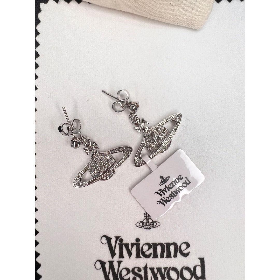Vivienne Westwood(ヴィヴィアンウエストウッド)のヴィヴィアンウエストウッド　バスレリーフゆらゆらピアス レディースのアクセサリー(ピアス)の商品写真