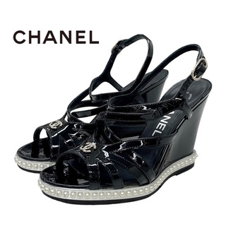 シャネル(CHANEL)のシャネル CHANEL サンダル 靴 シューズ パテント ブラック ホワイト ココマーク パール ウェッジソール(サンダル)