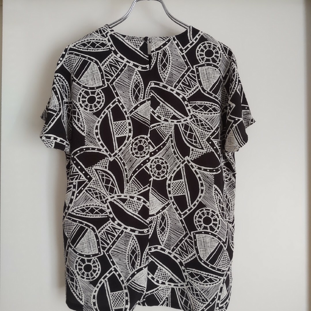 総柄ブラウス 半袖カットソー 黒 夏服 レディースのトップス(シャツ/ブラウス(半袖/袖なし))の商品写真