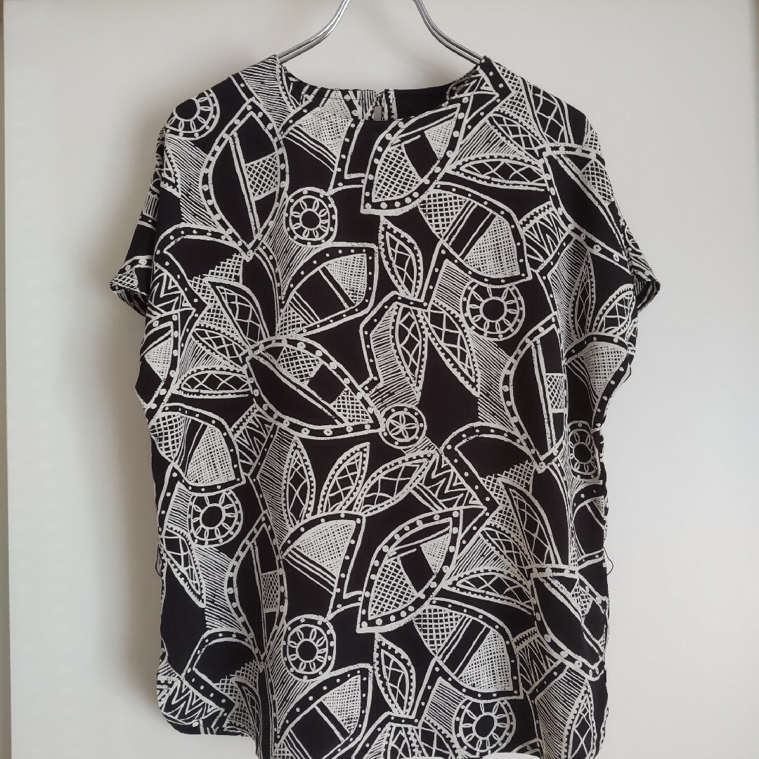 総柄ブラウス 半袖カットソー 黒 夏服 レディースのトップス(シャツ/ブラウス(半袖/袖なし))の商品写真