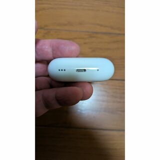 アップル(Apple)のairPotsPro第2世代Lightning充電器とairPotsProの左耳(その他)