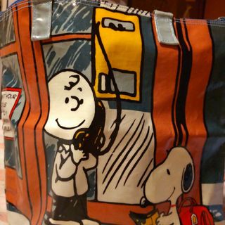 スヌーピー(SNOOPY)のスヌーピー　バッグ　 　　肩に掛けても、手で持ってもOK！  たくさん入ります。(トートバッグ)