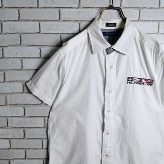 トミーヒルフィガー(TOMMY HILFIGER)のトミーヒルフィガー　ワイシャツ　カッターシャツ　半袖　ロゴ刺繍　白　L(シャツ)