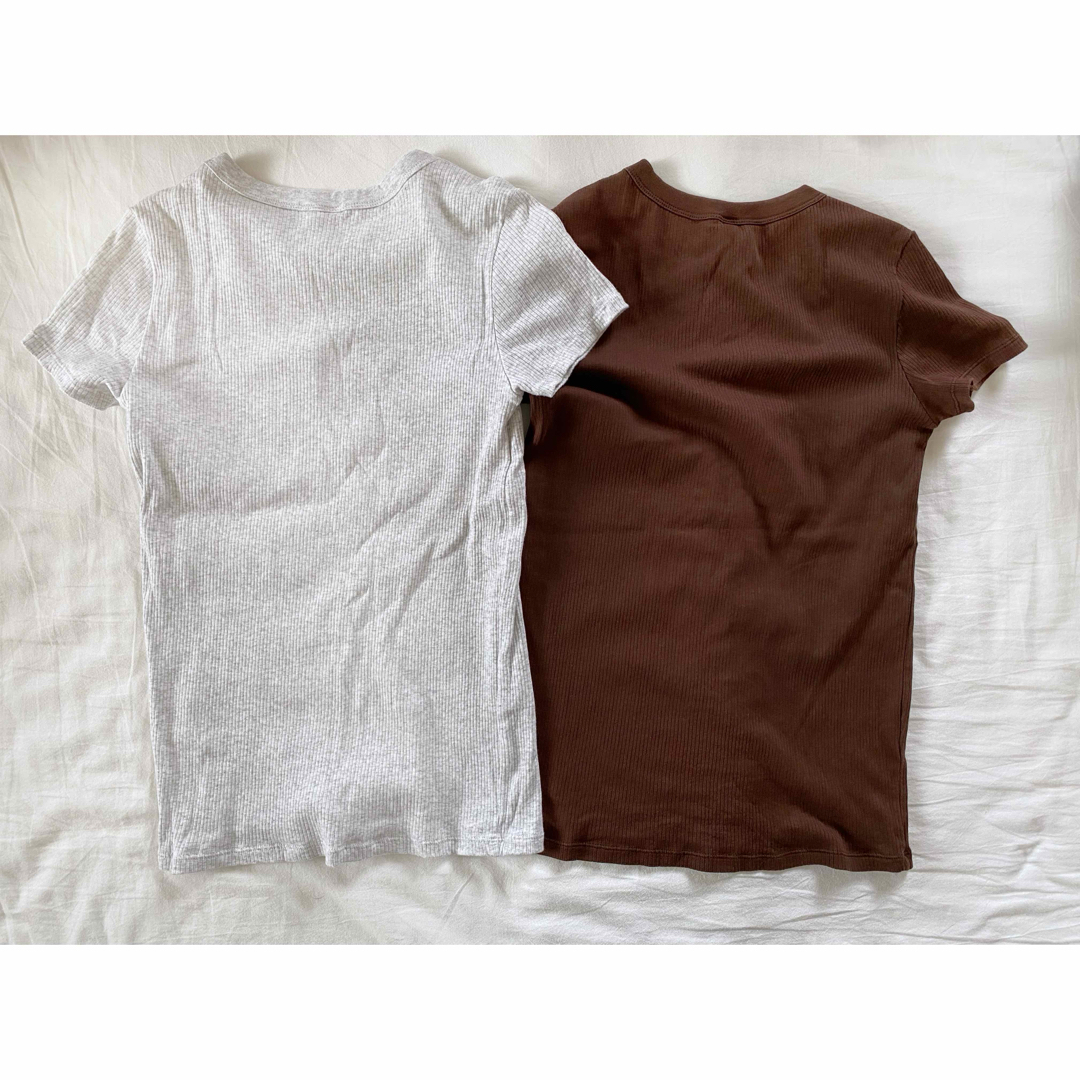 UNIQLO(ユニクロ)のUNIQLO リブTシャツ　２枚セット！　グレー×ブラウン レディースのトップス(Tシャツ(半袖/袖なし))の商品写真