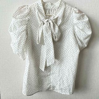 アンドクチュール(And Couture)のアンドクチュール　ドット柄　半袖トップス　美品(シャツ/ブラウス(半袖/袖なし))