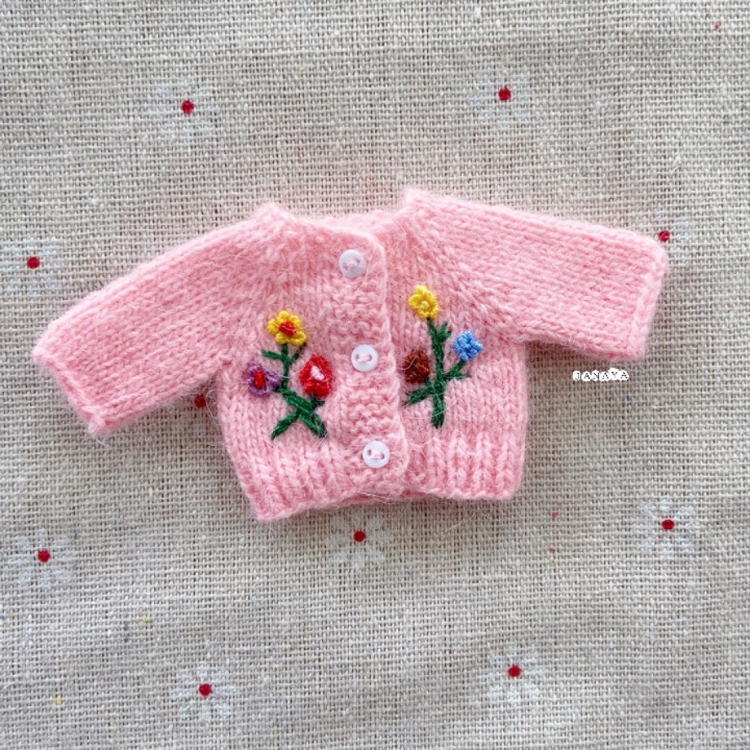 JANAYA ハンドメイド　オビツ11服　ピンク　刺繍　セーター　カーディガン ハンドメイドのぬいぐるみ/人形(その他)の商品写真