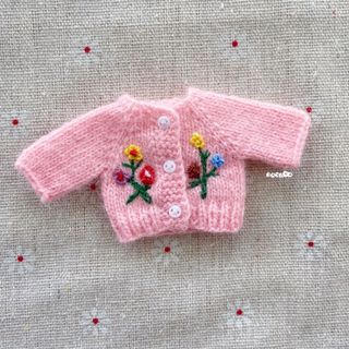 JANAYA ハンドメイド　オビツ11服　ピンク　刺繍　セーター　カーディガン(その他)