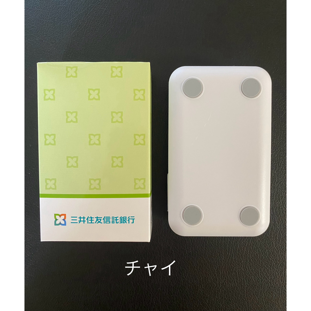 可動式スマホスタンド 白／ホワイト シンジル＆タクセル 三井住友信託銀行 非売品 スマホ/家電/カメラのスマホアクセサリー(その他)の商品写真