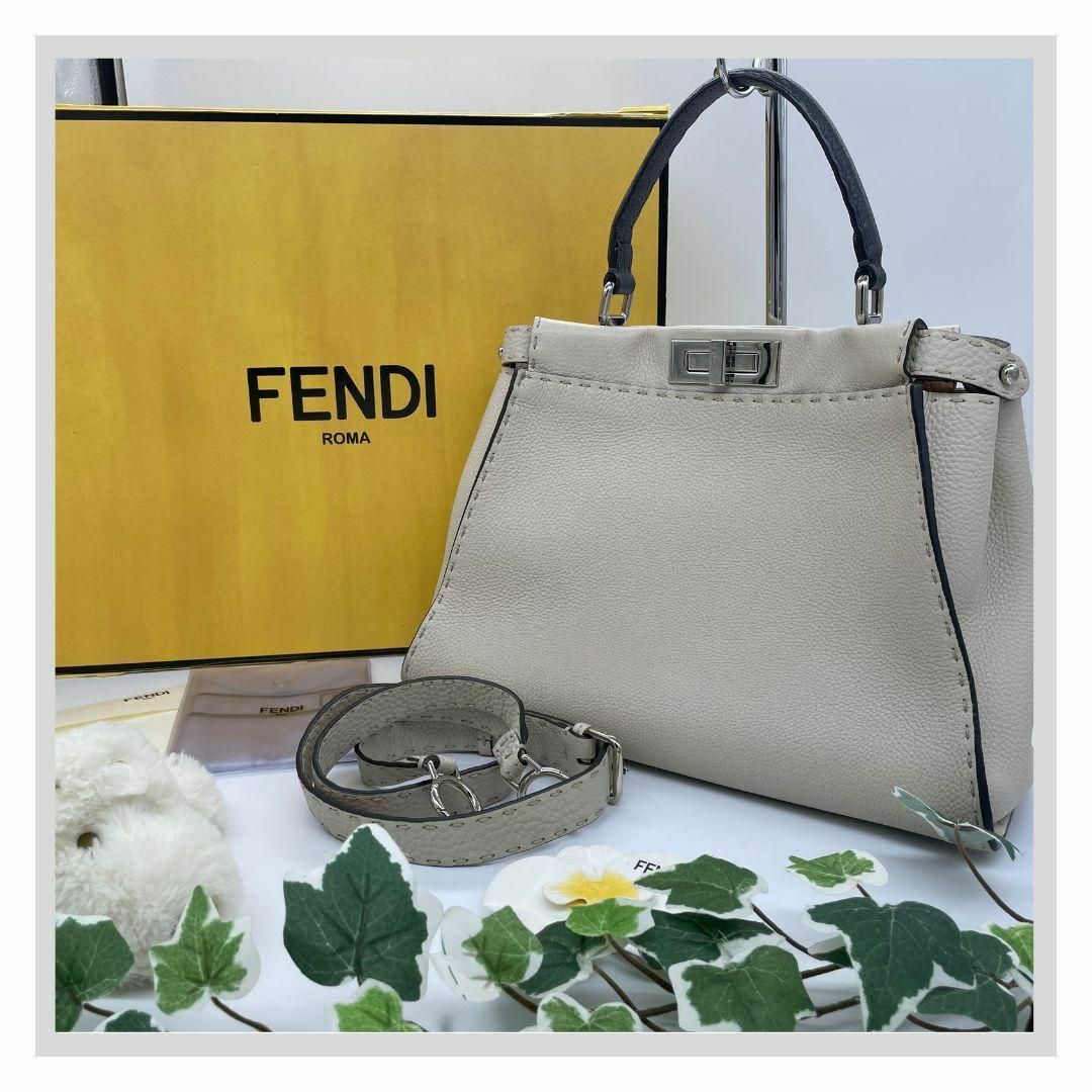 FENDI(フェンディ)のフェンディ ピーカブー ショルダーバッグ　ホワイト　ベージュ セレリア　レザー レディースのバッグ(ショルダーバッグ)の商品写真