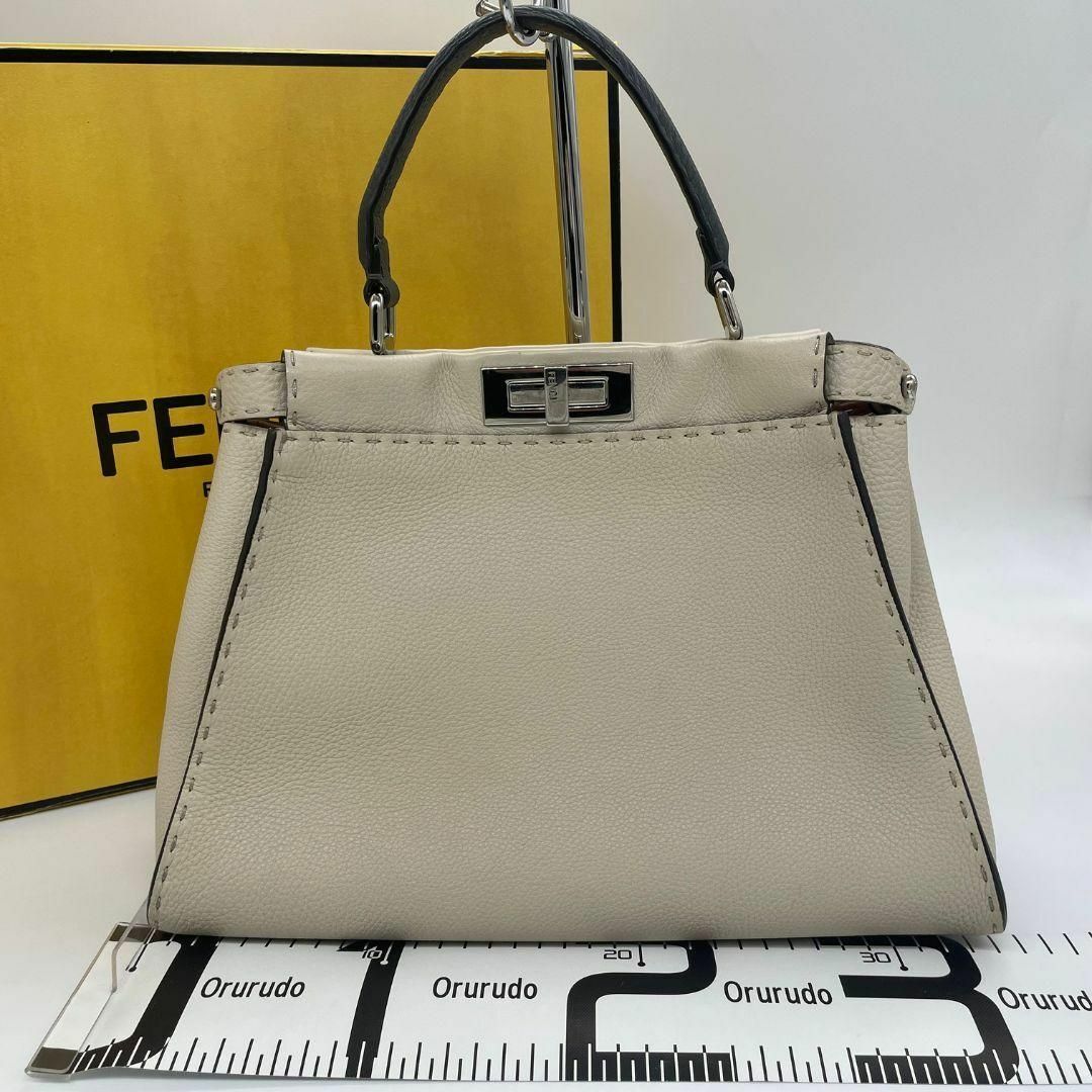 FENDI(フェンディ)のフェンディ ピーカブー ショルダーバッグ　ホワイト　ベージュ セレリア　レザー レディースのバッグ(ショルダーバッグ)の商品写真